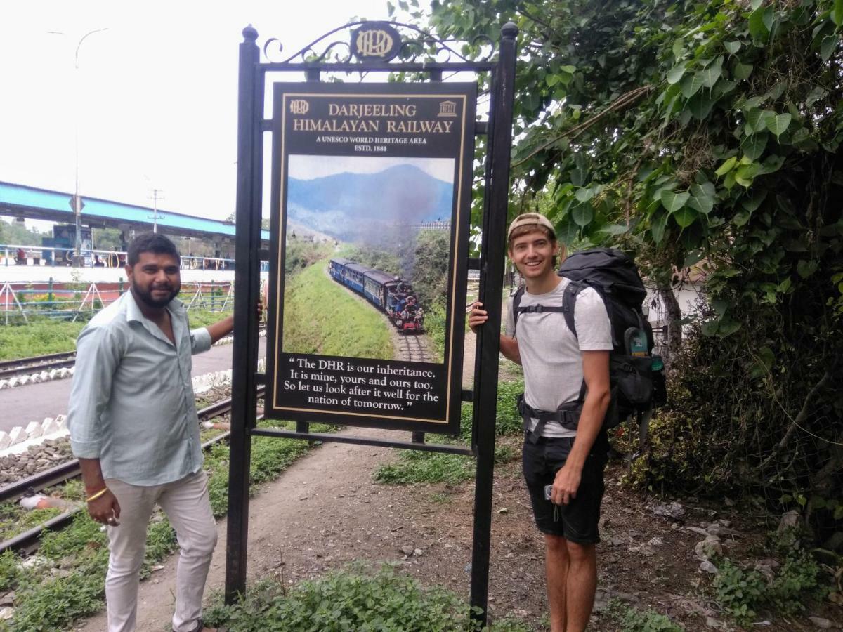 Atathi Niwas Guest House For Backpackers And Travellers シリグリ エクステリア 写真