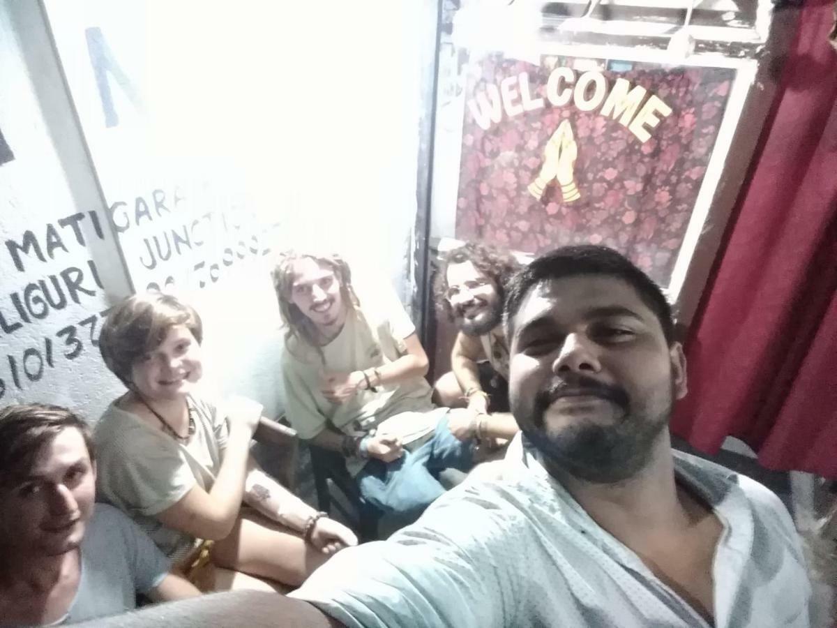 Atathi Niwas Guest House For Backpackers And Travellers シリグリ エクステリア 写真