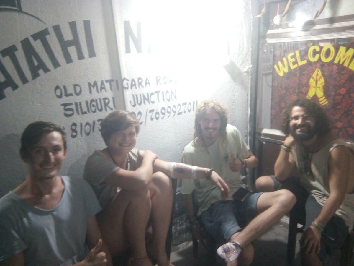 Atathi Niwas Guest House For Backpackers And Travellers シリグリ エクステリア 写真