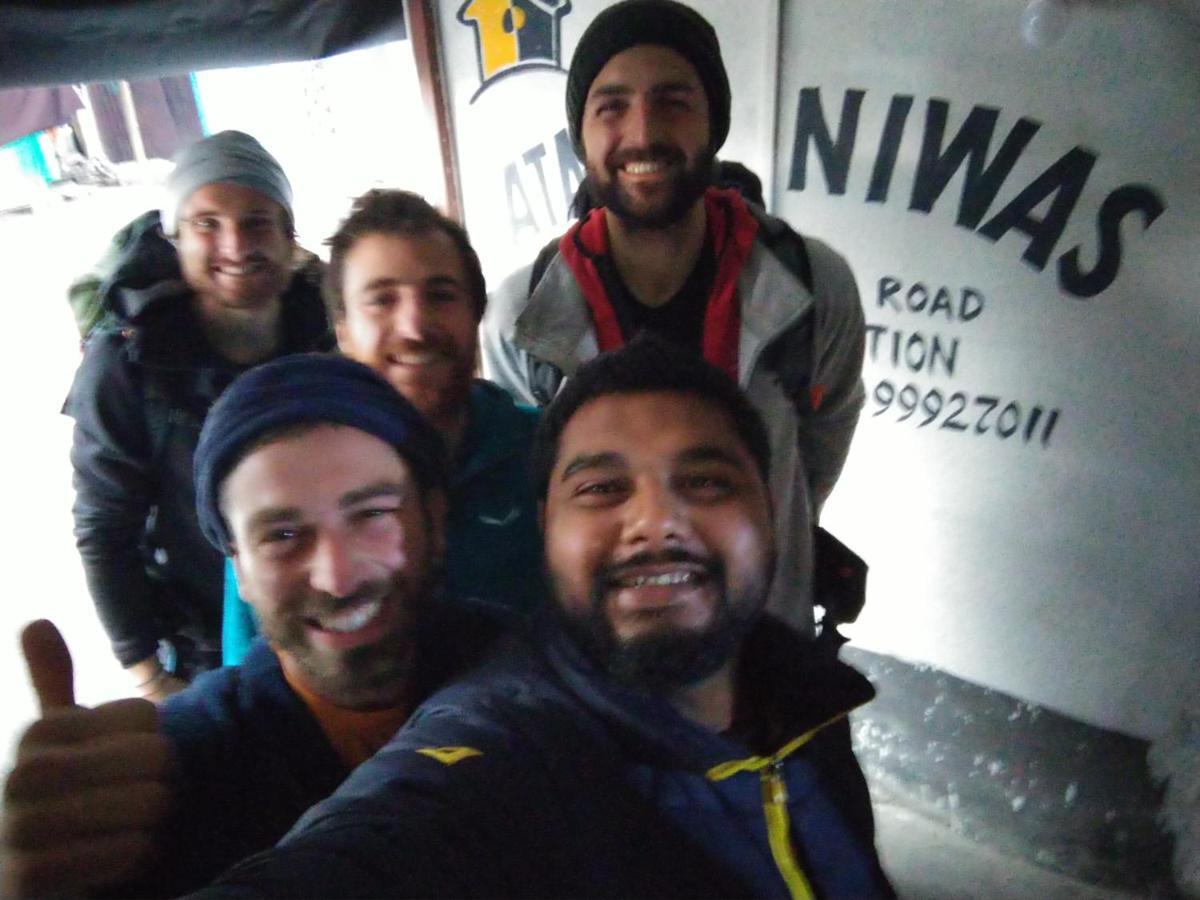Atathi Niwas Guest House For Backpackers And Travellers シリグリ エクステリア 写真